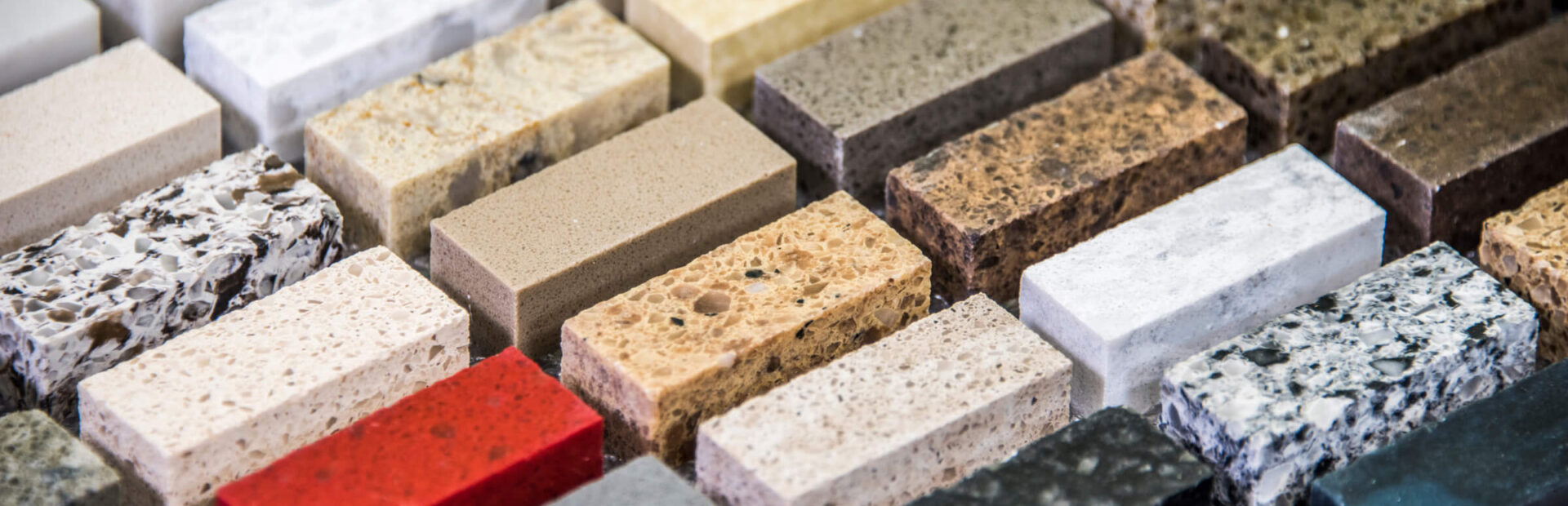 Materiały kamieniarskie w różnych kolorach i fakturach do blatów, schodów i okładzin i nie tylko