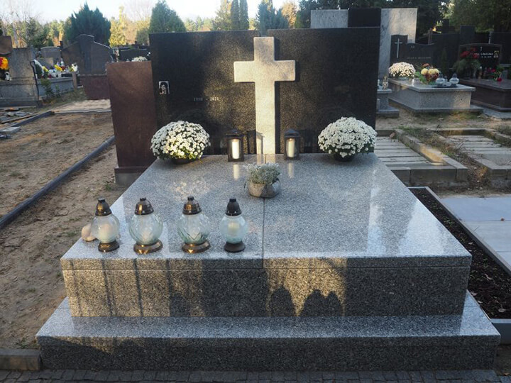 Nowoczesny nagrobek z polerowaną płytą wykonany przez zakład kamieniarski obsługujący Warszawę i okolice